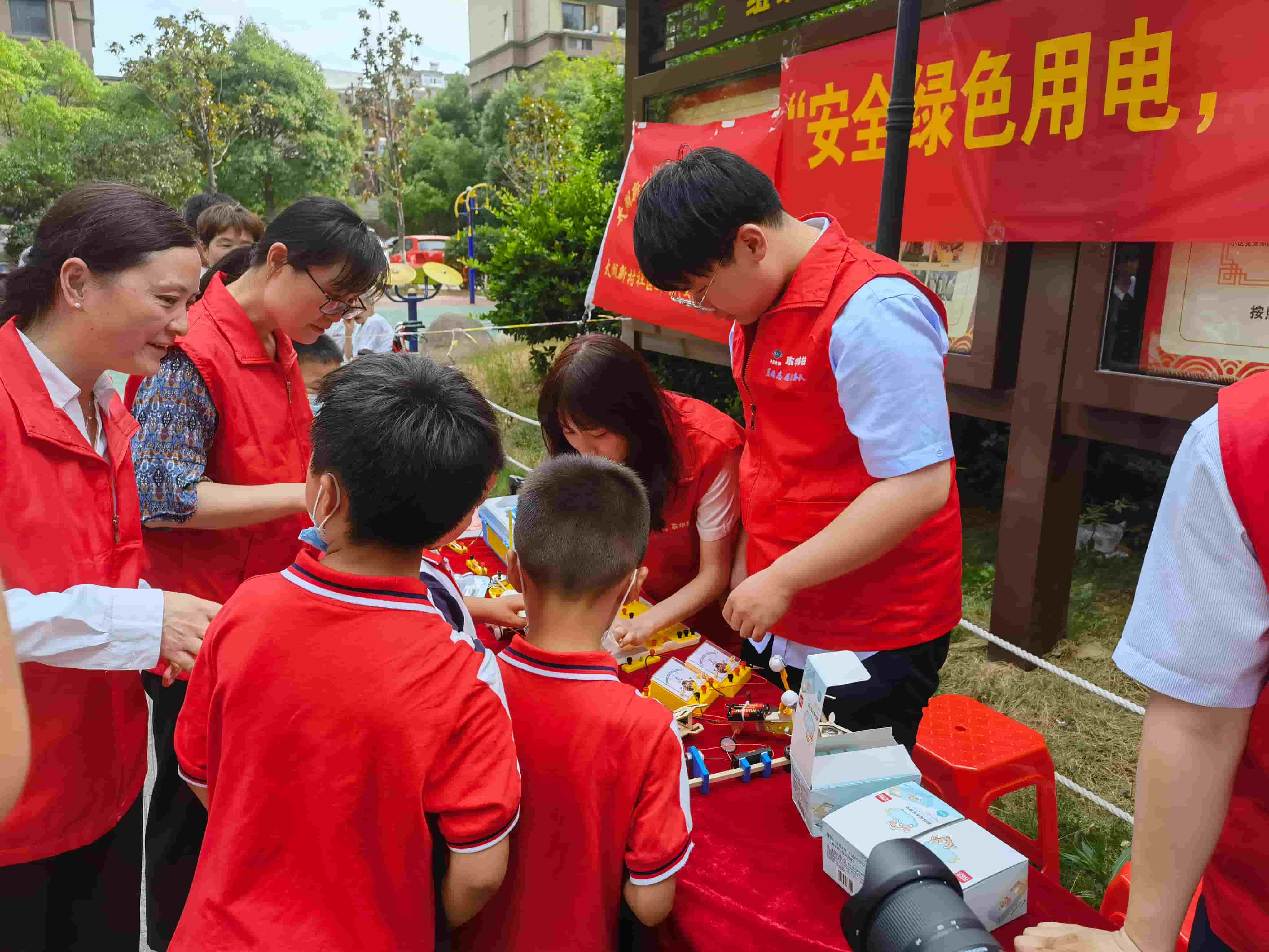 2021年6月21日，藍鴿志愿服務隊前往社區(qū)開展“安全用電，安全你我”志愿活動（1）
